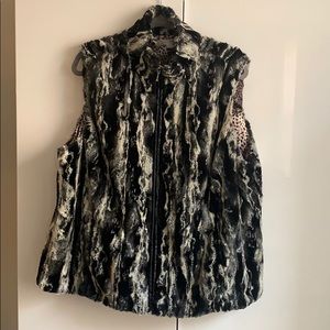 Like new Erin london faux fur vest 1X